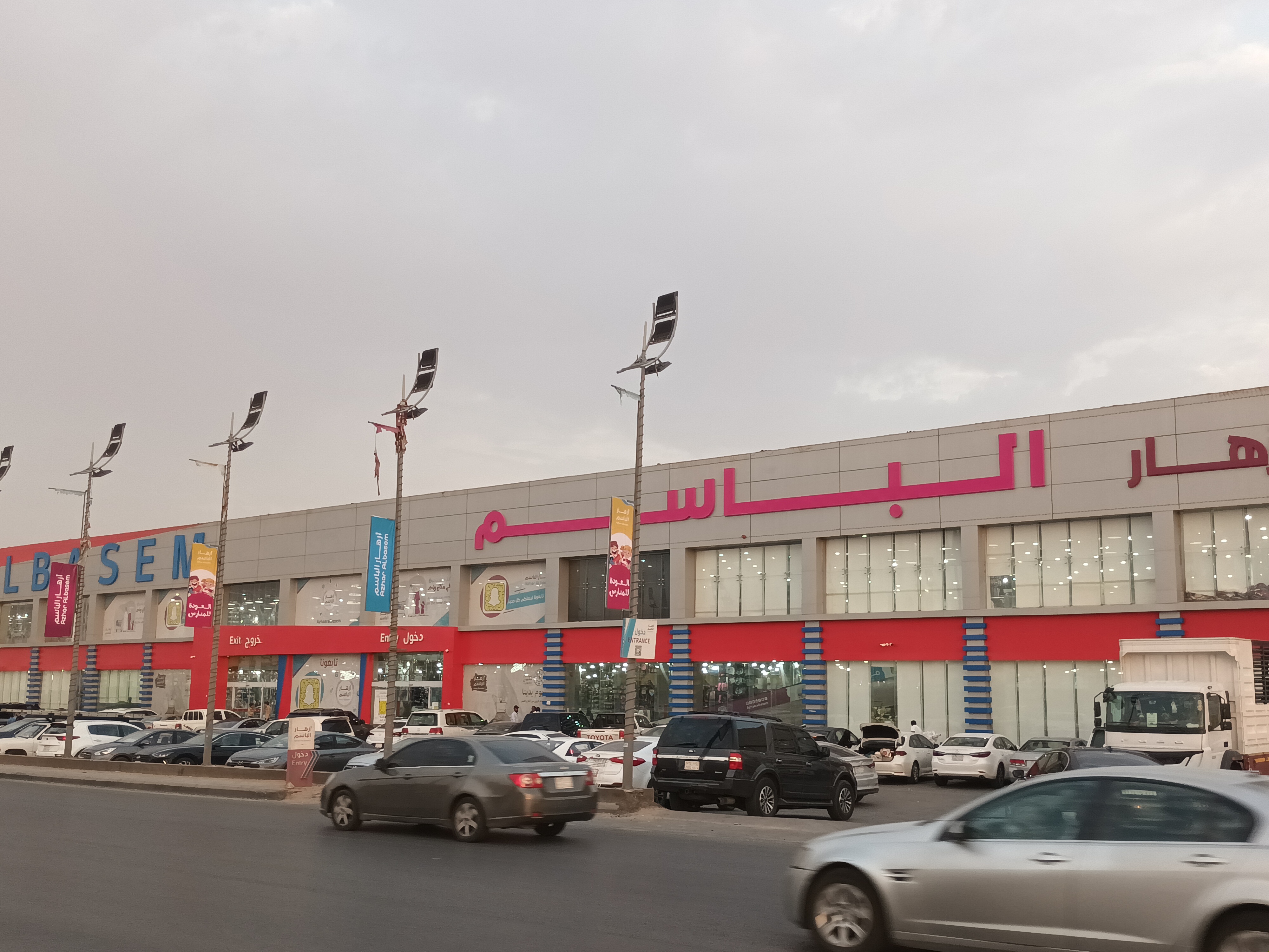 تنفيذ وتركيب لوحات اعمدة مواقف